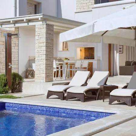 Luxury With Private Swimming Pool In Vabriga فيلة *