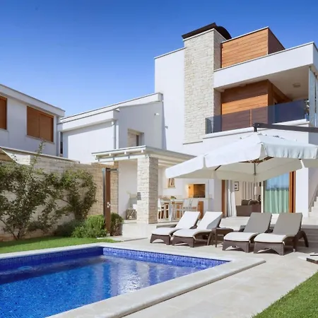 فيلة Luxury With Private Swimming Pool In Vabriga